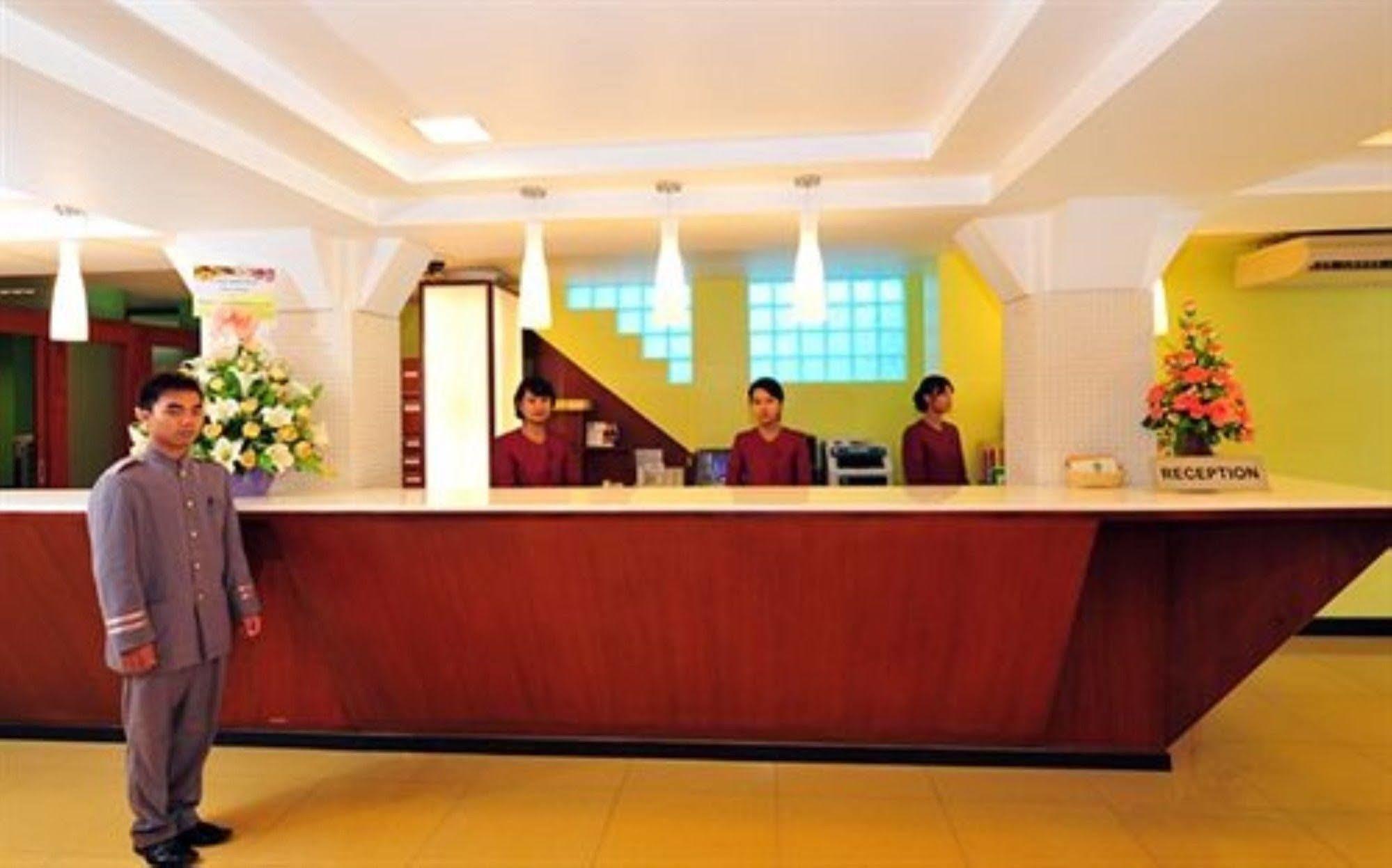 Clover Hotel Yangon Exterior foto